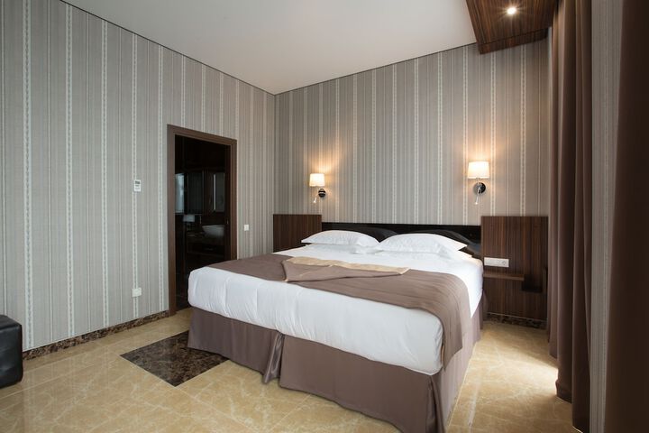 Room 10 of 42
