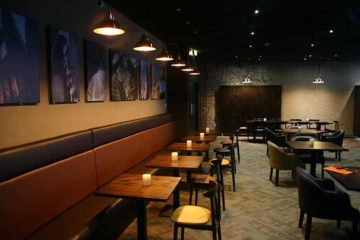 Lounge 11 of 15