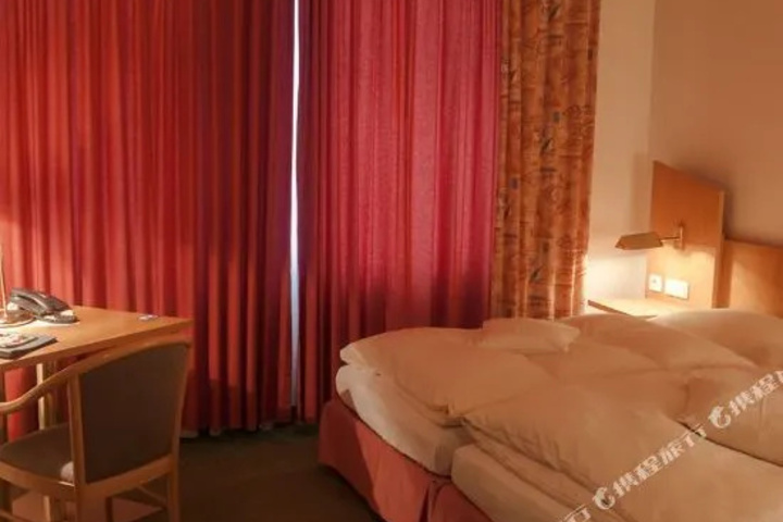Room 4 of 9