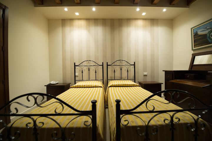 Room 13 of 33
