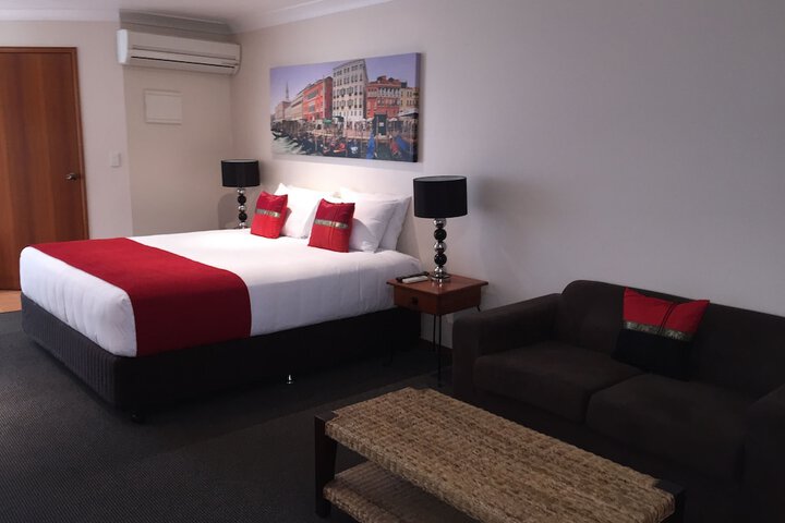 Room 4 of 83