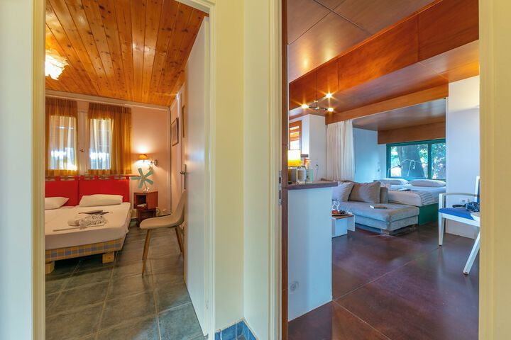 Room 4 of 40