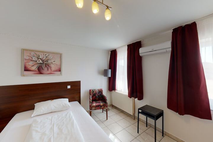 Room 10 of 25