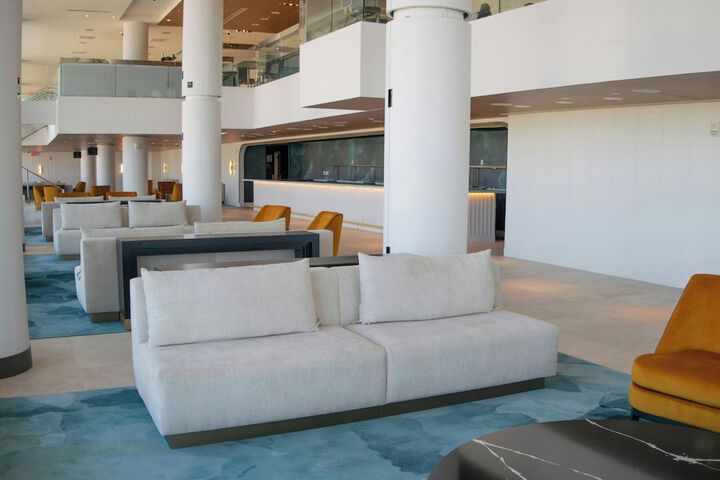 Lounge 80 of 102