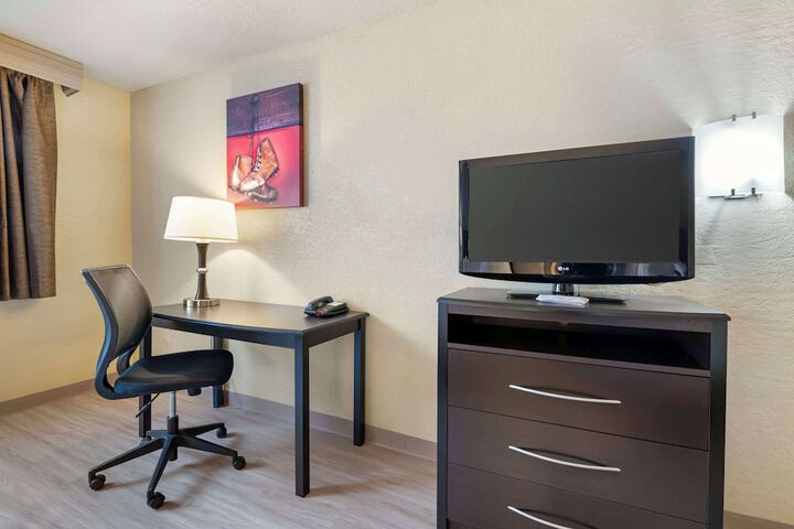 1 King Bed First Floor Microwave and Refrigerator WiFi Full Breakfast (14 of 26)