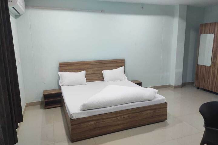 Room 8 of 16