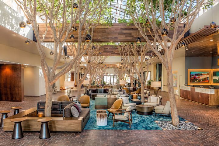 Lobby lounge