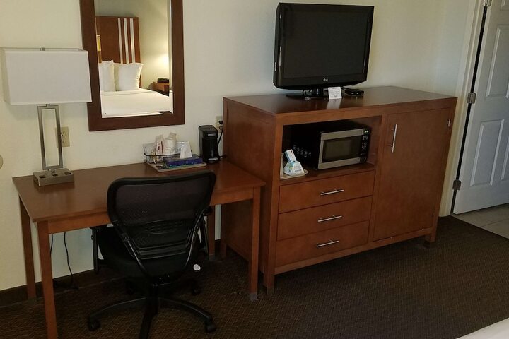 1 King Bed Flat Screen Television Microwave and Refrigerator High Speed Internet Accessible Continental Breakfast (9 of 20)