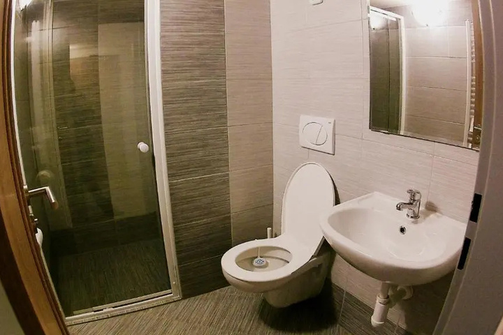 Room 10 of 28