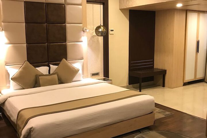 Room 10 of 26
