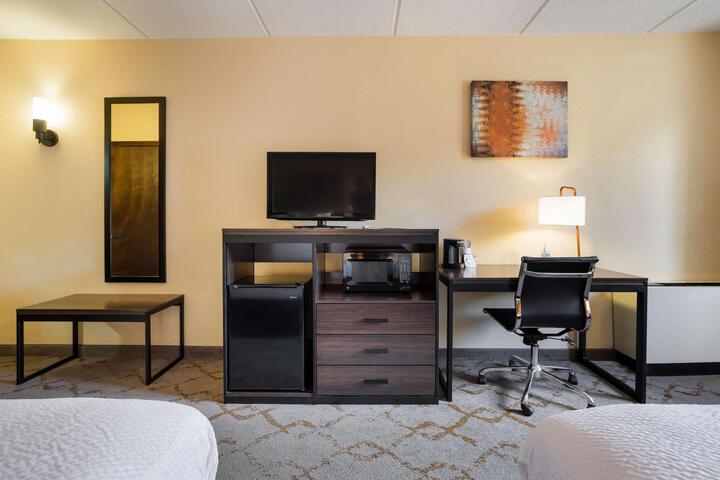 2 Queen Beds High Speed Internet Accessible Coffee Maker, Hairdryer Iron and Ironing Board Full Breakfast (2 of 6)
