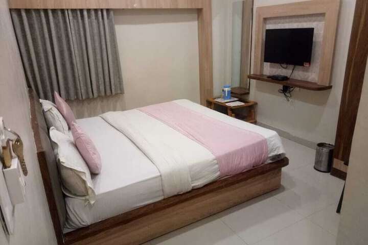Room 4 of 9