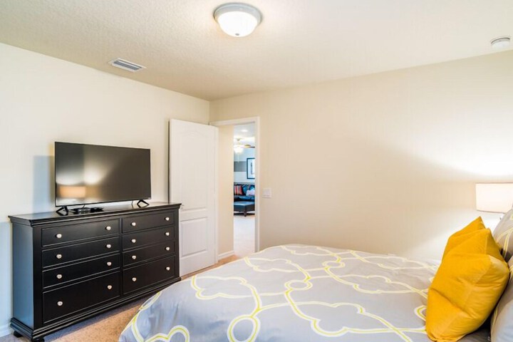 Room 11 of 32