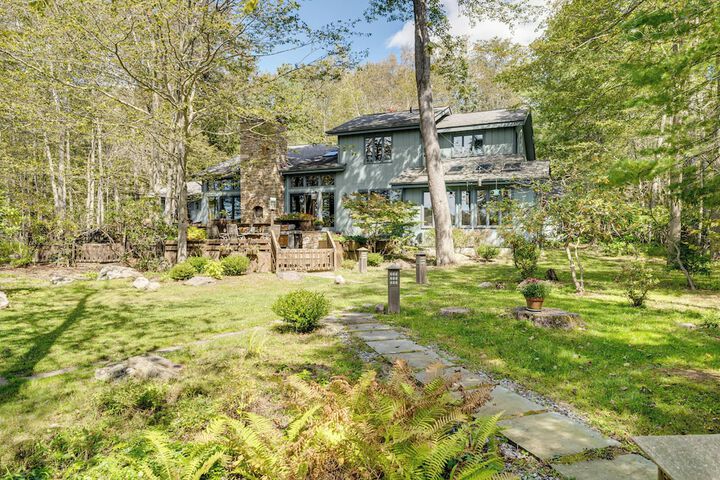 Luxe Poconos Pines Home w / Beach + Amenities!