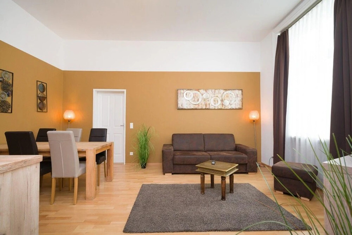 Room 10 of 18