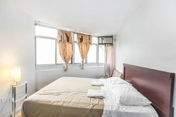 Room 4 of 11