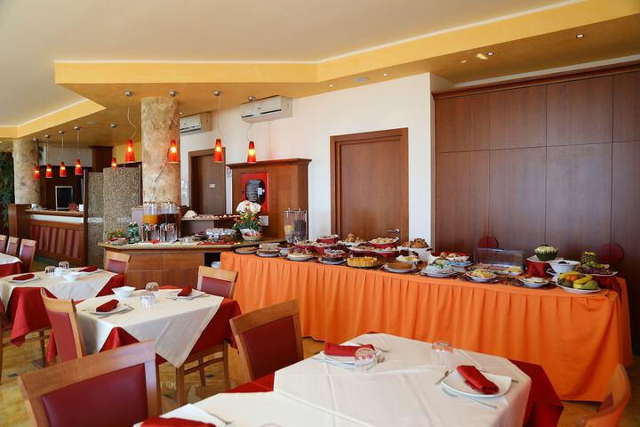 Dining 43 of 48