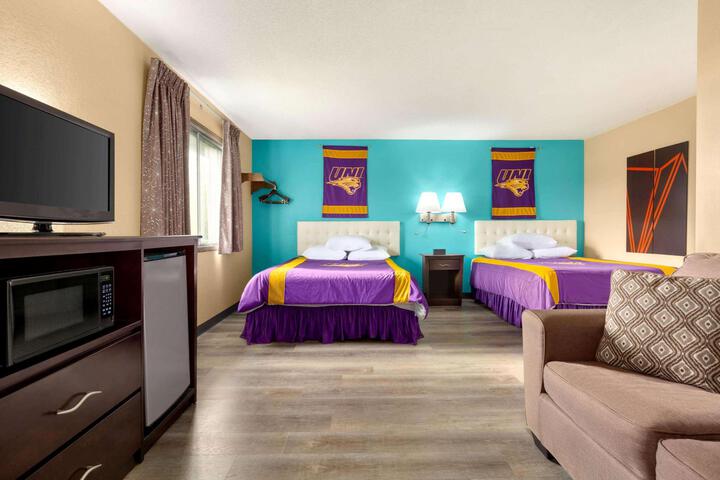 1 King Bed (2 of 15)