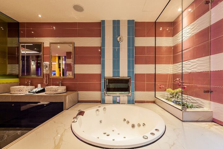 Hot Tub 183 of 216