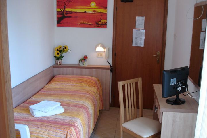 Room 6 of 32