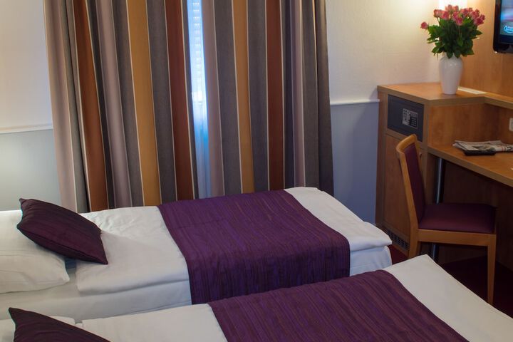 Room 3 of 40