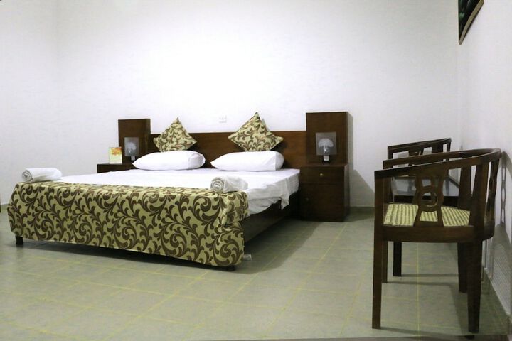 Room 4 of 9