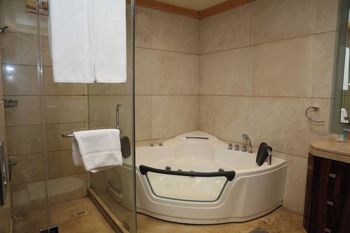 Jetted tub