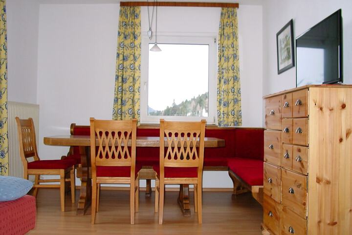 Room 11 of 28