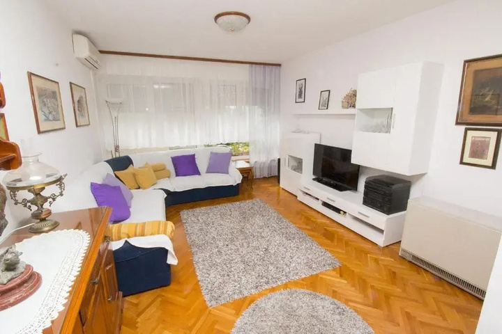 Room 4 of 9