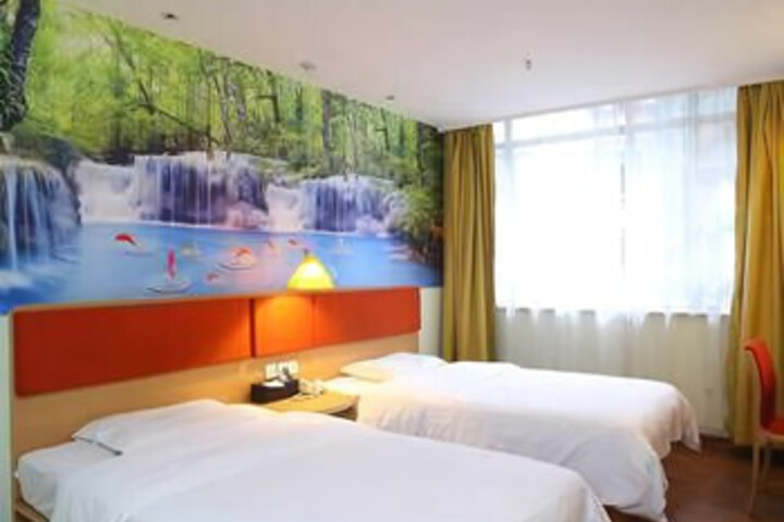 Room 5 of 8