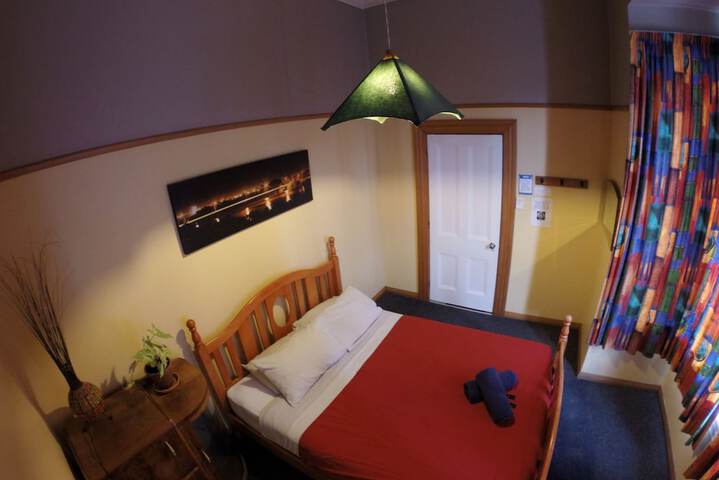 Room 10 of 32