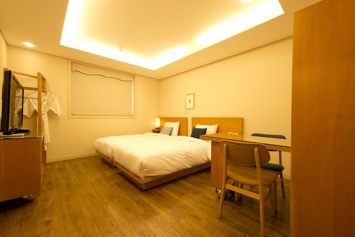 Room 13 of 74
