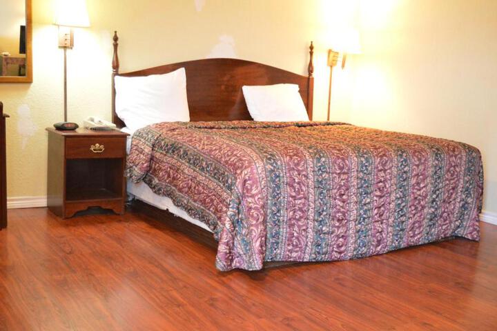 1 King Bed (1 of 11)