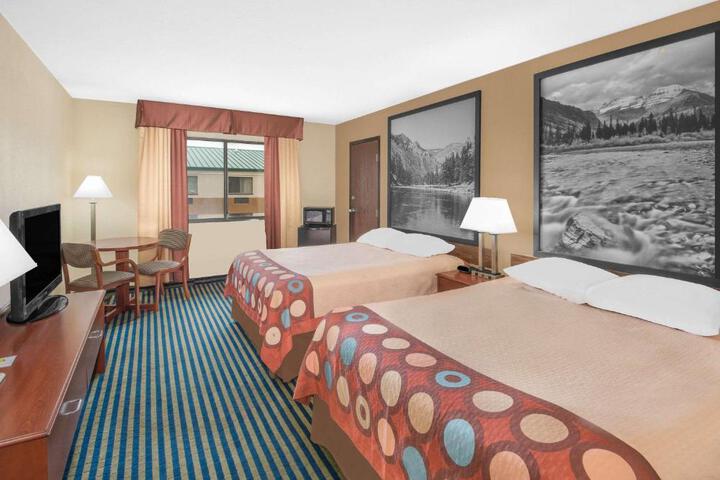 2 Queen Beds (6 of 7)