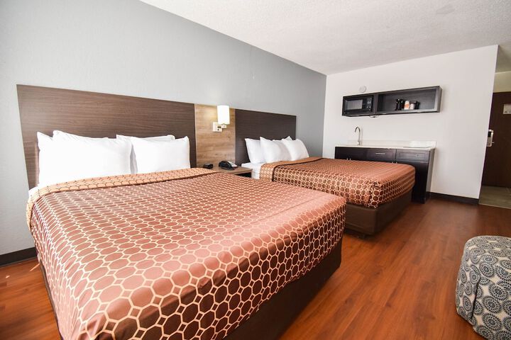 2 Queen Beds (1 of 17)