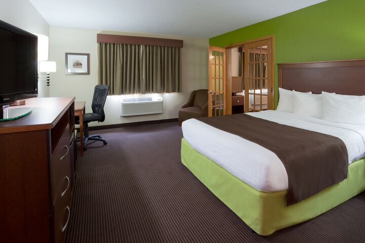 1 Queen Bed Accessible Room (15 of 15)