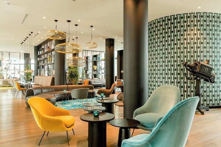 Lounge 21 of 28