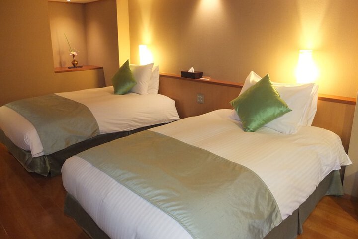 Room 7 of 77