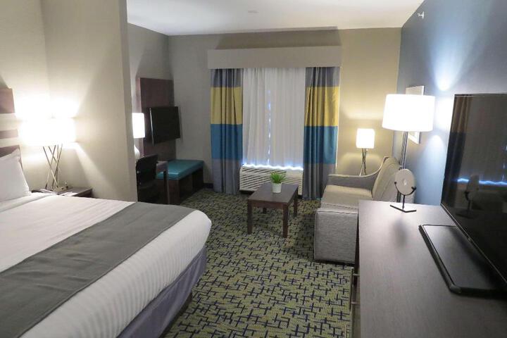 1 King Bed (3 of 7)