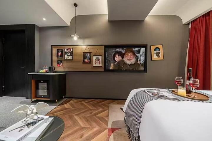 Room 17 of 28