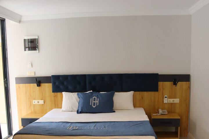 Room 8 of 90