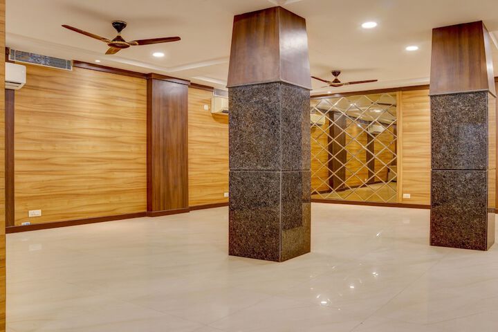 Ballroom/Hall 25 of 33