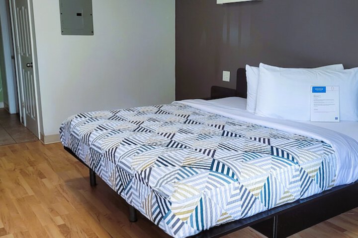 1 King Bed (5 of 5)
