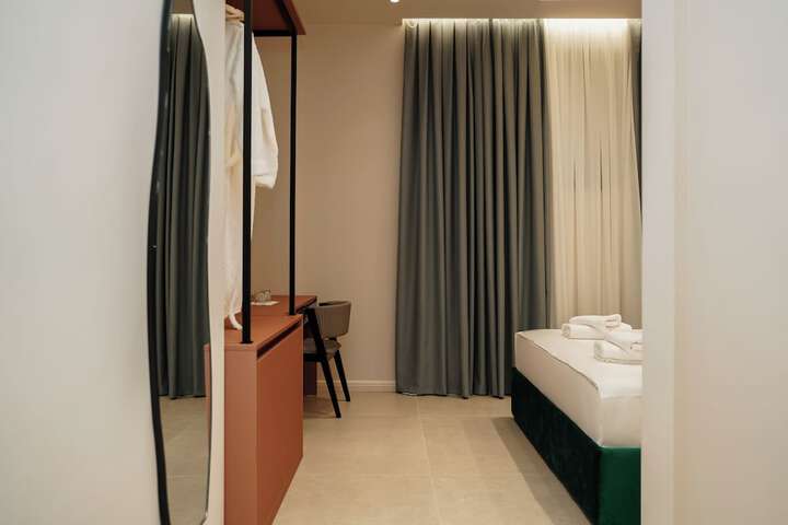 Room 2 of 177