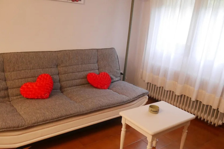 Room 5 of 12