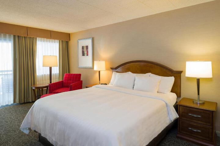 Deluxe King Room (5 of 6)
