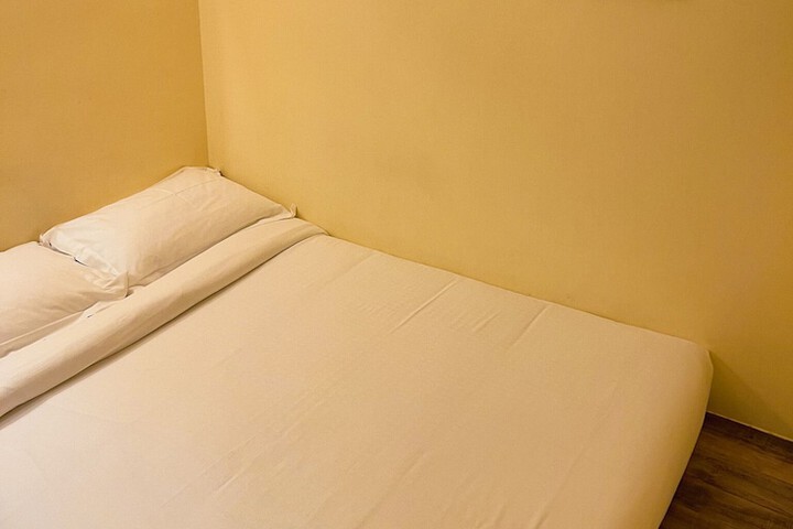 Room 10 of 34