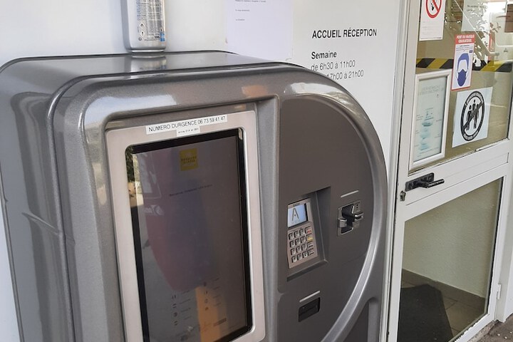 Check-in/check-out kiosk