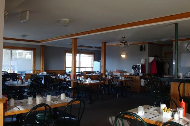 Dining 18 of 23