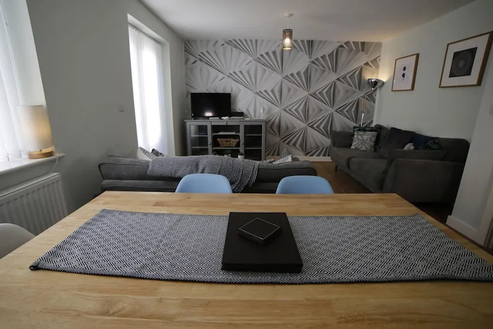 Room 4 of 16